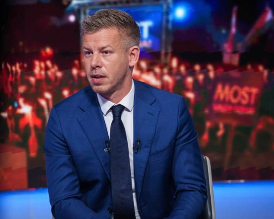 Magyar hızlı başladı: Devlet televizyonunu 'askıya alma' planını canlı yayında duyurdu