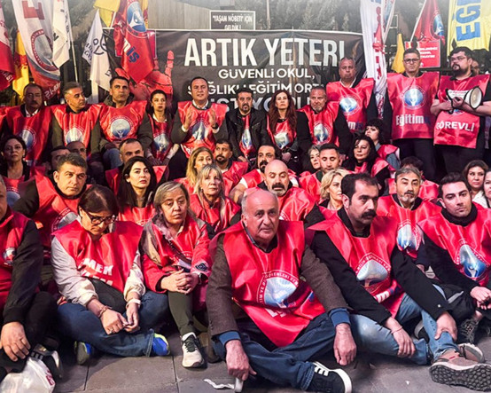 Eğitim sendikalarından MEB önünde 'yaşam nöbeti'
