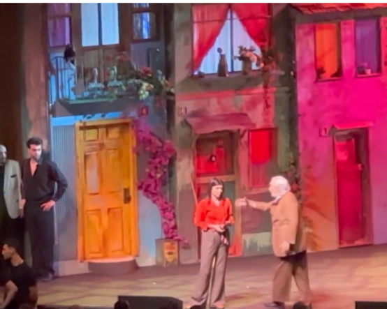 Müjdat Gezen hastaneye kaldırıldı: Gırgıriye Müzikali'nde seyirci sahneye fırladı, oyun iptal edildi