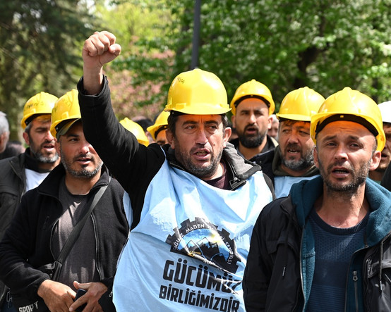 Açlık grevi 8'inci gününde: Enerji Bakanlığı'na yürümek isteyen madencilere polis müdahalesi