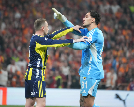 Ederson'dan derbi sonrası özür paylaşımı: "Sinirlerim gerginken VAR kabinine doğru ani bir hareket yaptım"