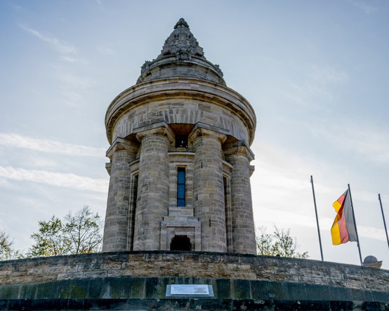 Tarihi AfD ve Nazizm bağlantıları endişe yaratıyor: Almanya'da erkek öğrenciler 'Burschenschaften'da kılıç kuşanıyor