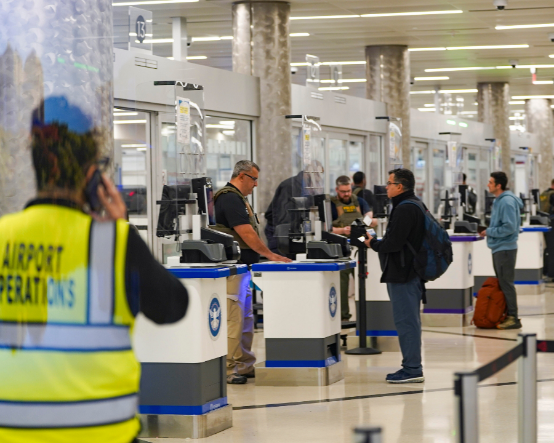 AB’nin yeni sınır sistemi krize dönüştü: Saatler süren kuyruklar, kaçırılan uçuşlar...
