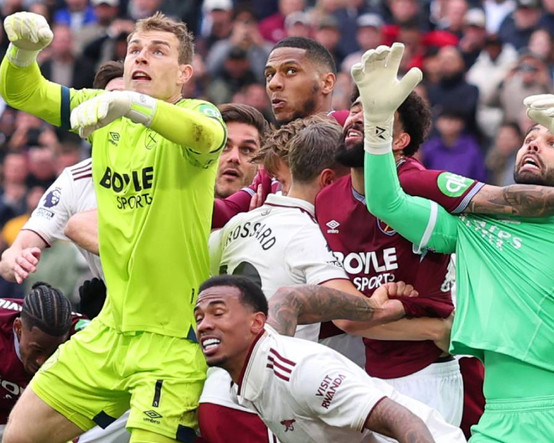 Premier Lig tarihine geçen VAR kararı: 4 dakika 11 saniyede hem şampiyonluk hem de küme düşme hattı değişti