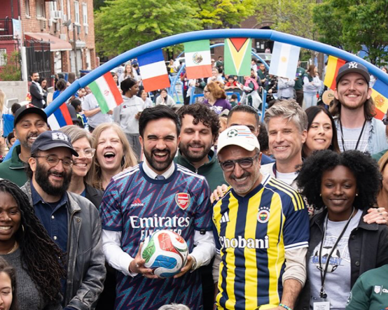 Hamdi Ulukaya Fenerbahçe forması giydi, Mamdani'yle New York sokaklarında top oynadı