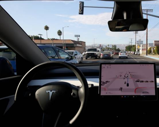 Tesla çalışanlarından itiraf: Fren bile yapmadan kaza yapıyor, para verseler binmem