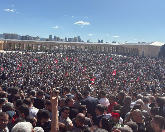 Özgür Özel bayramlaşmanın ardından Anıtkabir'e yürüdü: Diplomasız Erdoğan, mazbatasız Kemal Başkan istemektedir