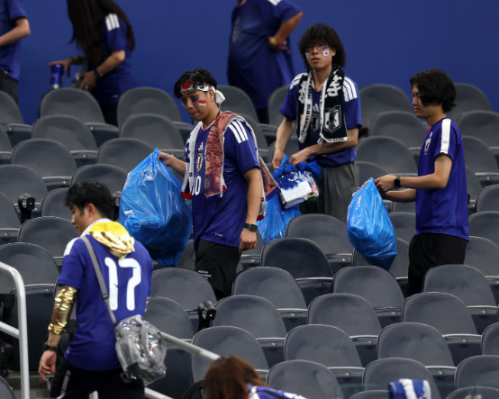 Japon taraftarların tribün temizliği Japonya'da eleştiri konusu oldu