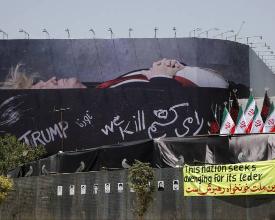 Tabutta yatan Trump afişleri Tahran'ın büyük meydanında