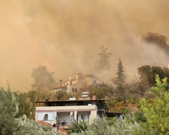 Fethiye'de orman yangını: Alevlerin ulaştığı mahalle tahliye edildi