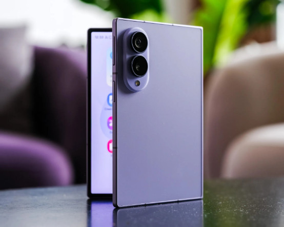Samsung Apple'dan önce davrandı: Kitap gibi açılan katlanabilir telefonunu tanıttı