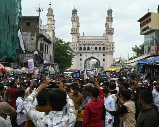 Hindistan'da 'hamam böceği' devrimi: Modi geri adım attı, gençlerin protestosu bakan devirdi