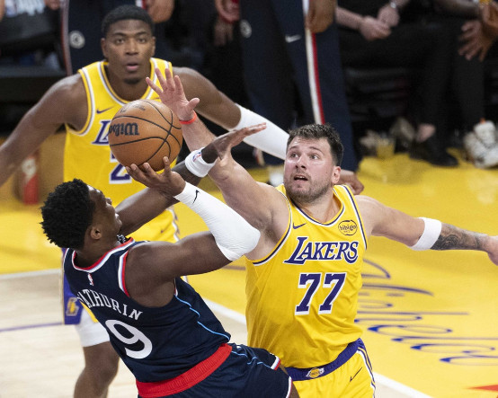 Spor tarihine geçen satış: Los Angeles Lakers rekor bedelle el değiştiriyor