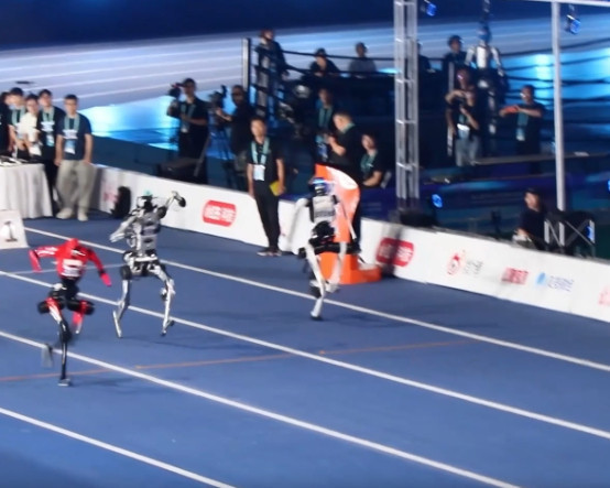 Çin’de insansı robotların büyük sınavı: İnsanlardan hızlı koşuyorlar, peki kabloyu doğru yuvaya takabilecekler mi?