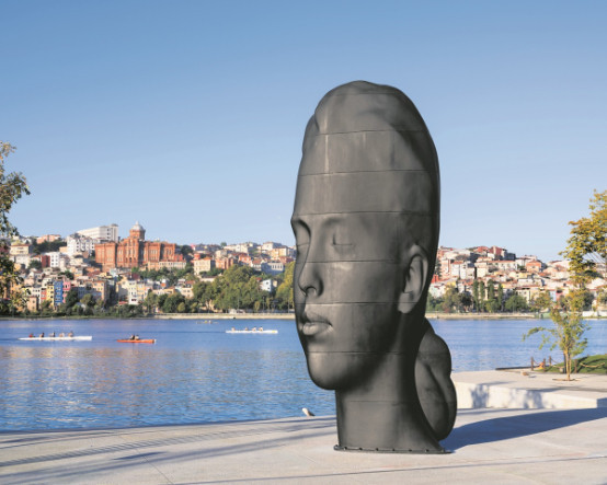 Juana İstanbul’u dinliyor, gözleri kapalı