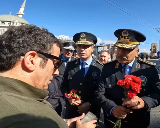 İstiklal Caddesi'nde karanfil dağıtmak isteyen İBB zabıta müdürlerine polis engeli
