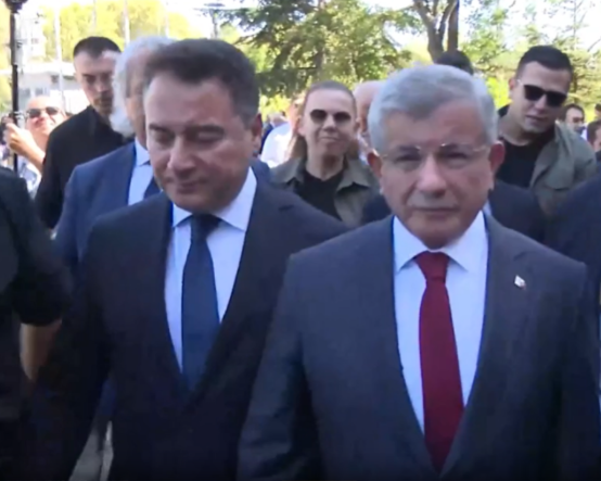 Davutoğlu 'Cumhurbaşkanı'na hakaret'ten ifade verdi: Cumhuriyet tarihinde ilk kez bir başbakan eleştirileri nedeniyle ifadeye çağrıldı