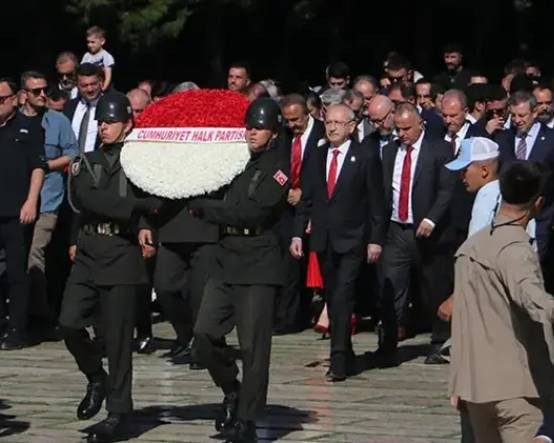 Kemal Kılıçdaroğlu CHP'nin 103. yılı için Ankara'da: Anıtkabir Özel Defteri'ne "temiz siyaset" mesajı