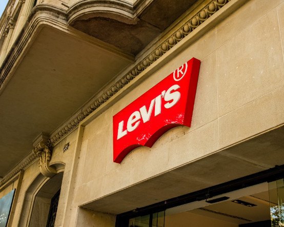 90'lar modası geri döndü: Levi's düşük bel ve bol kesim kot modellerini arşivden çıkarıyor