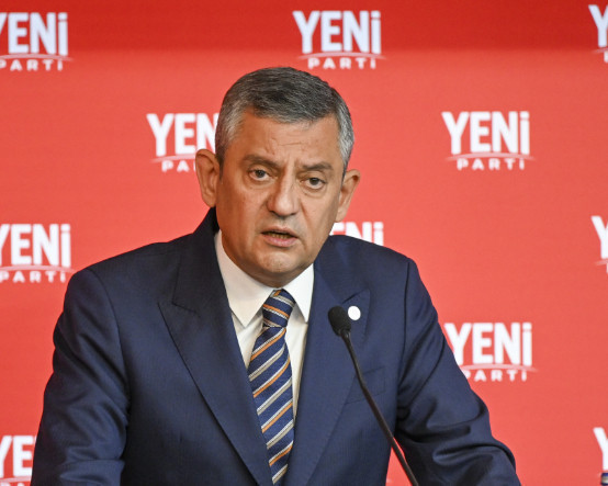 Özgür Özel, De Volkskrant'a yazdı: "Milyonlar talep etmeye devam ettikçe Türkiye'de demokrasi kaçınılmazdır"