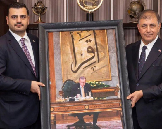 AK Parti heyetinden Cemil Tugay’a Erdoğan portreli hediye