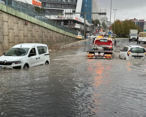 İstanbul’da sağanak: Ev ve iş yerlerini su bastı, araçlar yollarda mahsur kaldı
