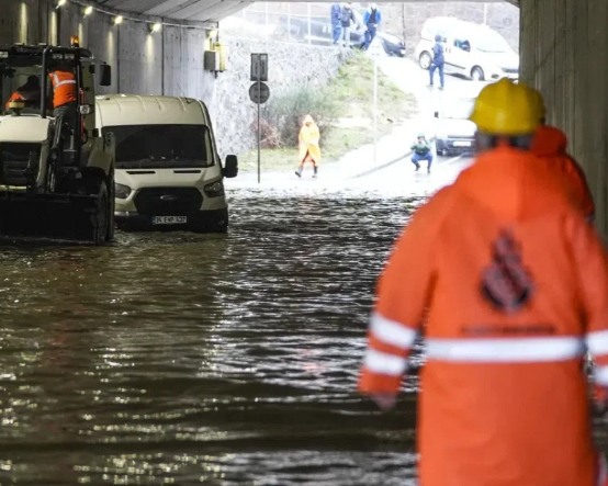 İstanbul’da sağanak alarmı: Okullar tatil edildi, cuma ve cumartesiye dikkat