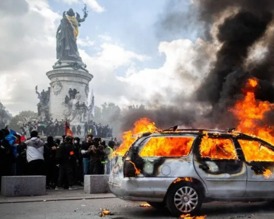 Fransa'da protesto dalgası büyürken, Macron'un siyasi gücü giderek tükeniyor