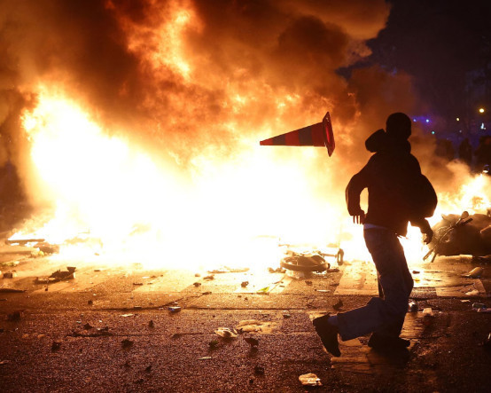 Fransa'da protestolar şiddetlendi: Binalar ateşe verildi, yüzlerce kişi gözaltına alındı