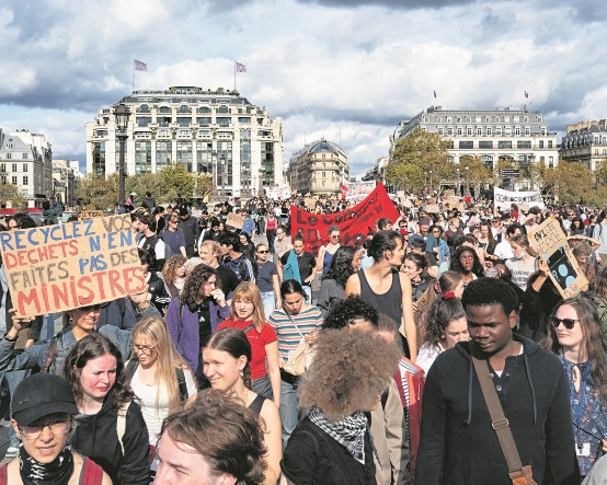 Paris yanıp yıkılmadan