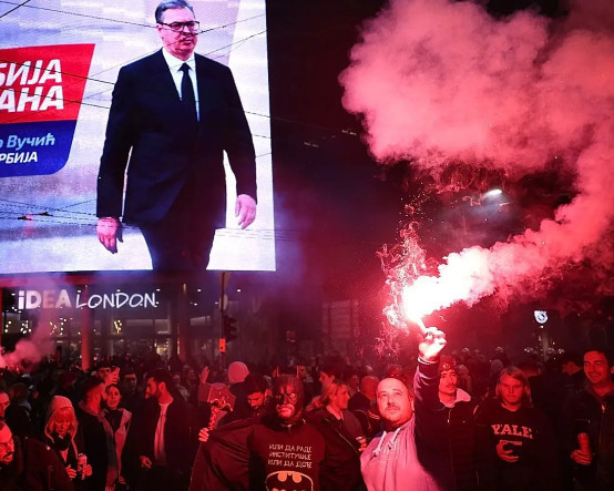 Sırbistan'da öğrenciler seçim zaferini ilan etti: Tren faciasıyla başlayan protestolar Vučić'in 14 yıllık iktidarını bitirdi