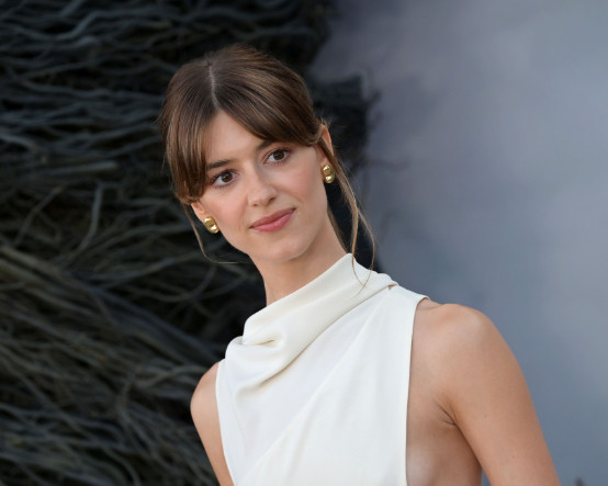 Daisy Edgar-Jones'un favori kitapları arasında Elif Şafak'ın romanı da var: 10 Dakika 38 Saniye