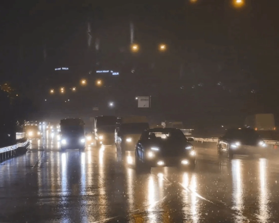 İstanbul'da sağanak hayatı felç etti: D-100 trafiğe kapandı, yoğunluk yüzde 80'e ulaştı
