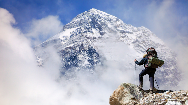 Everest’te tarihi tırmanış: Bir günde 274 dağcı zirve yaptı