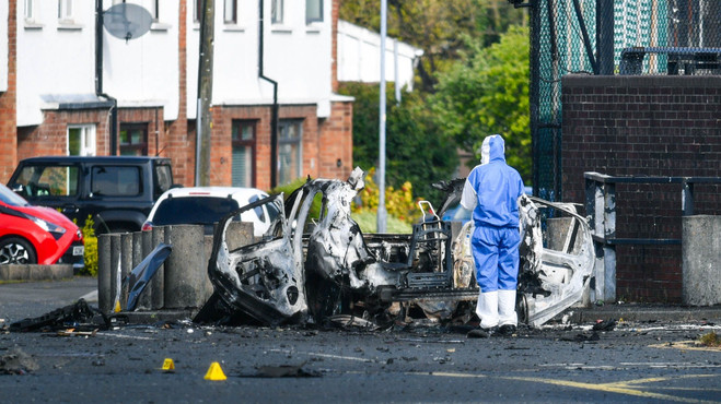 Kuzey İrlanda’da polis karakolu önünde bombalı araçlı saldırı