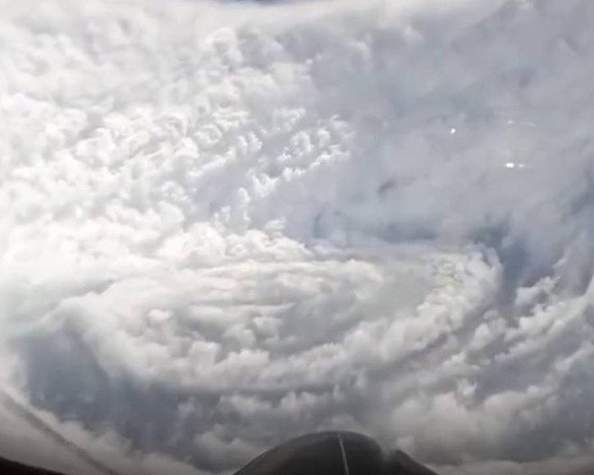 Görüntüyü Pentagon yayınladı: ABD Hava Kuvvetleri, Melissa Kasırgası'nın içinde