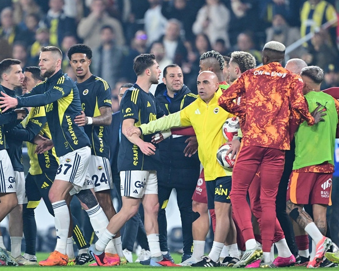 Futbolcular arasında gerginlik: Derbi öncesi saha karıştı