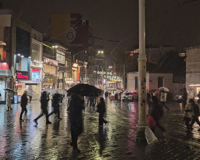 İstanbul'da beklenen kar yağışı başladı