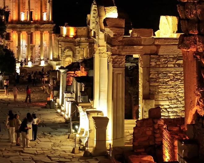 Efes Antik Kenti'nde gece müzeciliği başladı: 1 Ekim'e dek sürecek