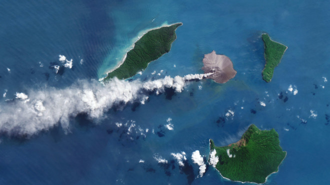 Anak Krakatau Yanardağı patladı: Jakarta Havalimanı kapatıldı