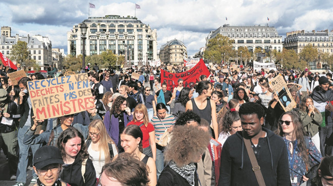 Paris yanıp yıkılmadan