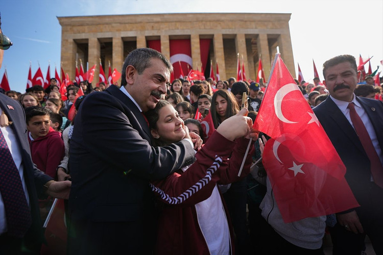 Millî Eğitim Bakanı Tekin, öğretmen ve öğrencilerle Anıtkabir'i ziyaret etti