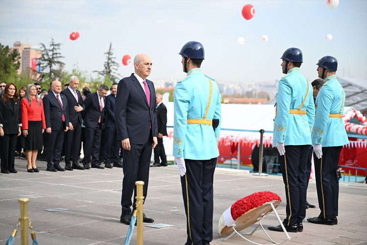 TBMM Başkanı Kurtulmuş, Atatürk Anıtı'na çelenk bıraktı
