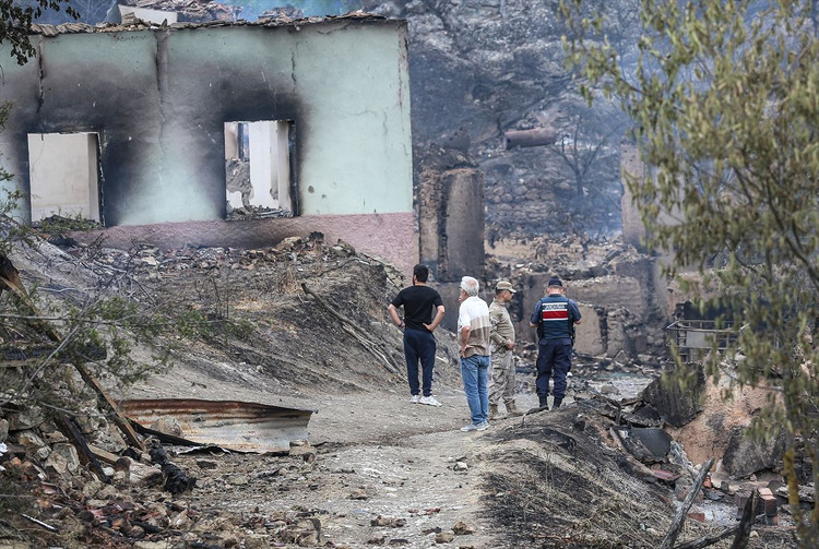 Sakarya'da çıkan orman yangınında söndürme ve soğutma çalışmaları sürüyor