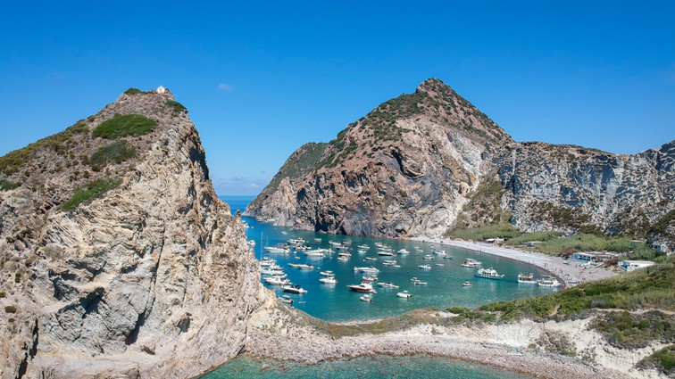 Yol yok, telefon yok, turist yok: İtalya'nın cennet adası Palmarola neden asırlardır ıssız?