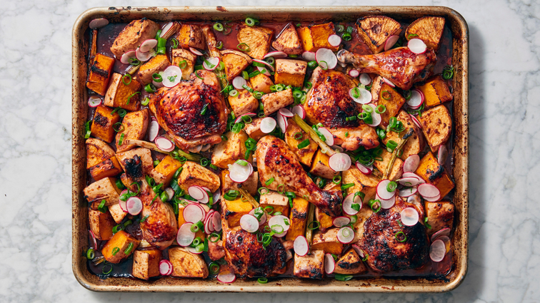 Fırın tepsisinde közlenmiş sebzelerle Gochujang’lı tavuk