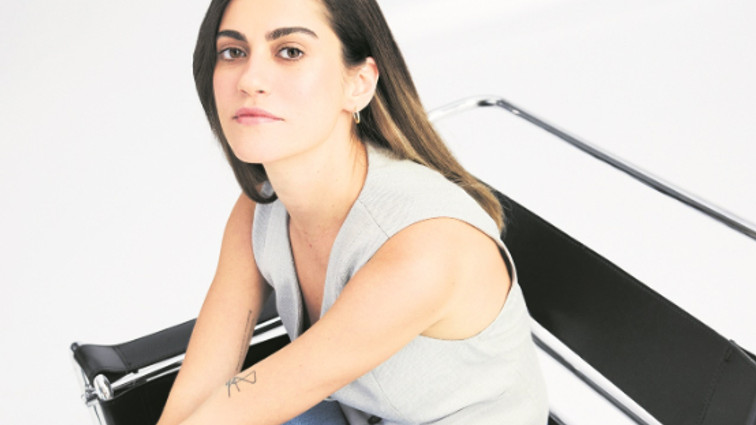 20’lerinde bir genç kızın Mide Ağrısı