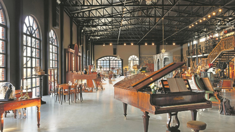 Bir rüya ormanında antikalar arasında