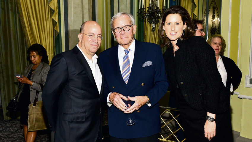 Jeff Zucker (solda) veteran televizyon gazetecisi Tom Brokaw ve Allison Gollust, 2016’daki bir basın özgürlüğü ödül töreninde. Gollust ile ilişkisinin ortaya çıkması sonucu Zucker, CNN’deki CEO’luk görevini bırakmak zorunda kalmıştı