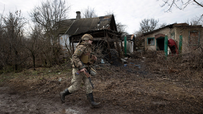 Ukraynalı bir asker, doğu Ukrayna'nın Luhansk bölgesindeki Zaitseve'de 23 Şubat 2022 Çarşamba günü birliğinin yakınında patlamalar olduktan sonra... Bölge salı ve çarşamba günleri bombalandı. (Tyler Hicks/The New York Times)